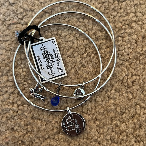 Brand new juicy couture bangles. Never worn - Picture 2 of 3